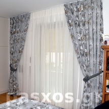 Διπλή κουρτίνα υπνοδωματίου στην Ηλιούπολη. Κουρτίνες κρεβατοκάμαρας. Σχέδιο, ραφή, τοποθέτηση: Πάσχος.