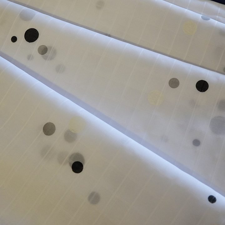 Λευκή εμπριμέ κουρτίνα καθιστικού