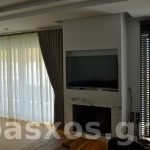 Διαμέρισμα στην Ηλιούπολη. Κουρτίνες και στόρια στο σαλόνι, γενική άποψη. Σχέδιο, κατασκευή και τοποθέτηση: Πάσχος.