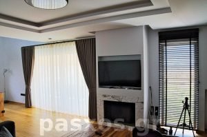 Διαμέρισμα στην Ηλιούπολη. Κουρτίνες και στόρια στο σαλόνι. Σχέδιο, κατασκευή, ραφή, τοποθέτηση: Πάσχος.