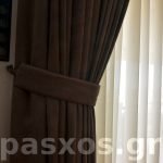 Κουρτίνα σαλονιού σε διαμέρισμα στην Ηλιούπολη - λεπτομέρεια. Δέστρα κουρτίνας από ύφασμα όμοιο με την πλαϊνή κουρτίνα.
