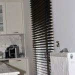 Στόρια στη μπαλκονόπορτα της κουζίνας. Διαμέρισμα στην Ηλιούπολη. Μηχανισμοί, κατασκευή και τοποθέτηση: Πάσχος.