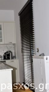 Στόρια στη μπαλκονόπορτα της κουζίνας. Διαμέρισμα στην Ηλιούπολη. Μηχανισμοί, κατασκευή και τοποθέτηση: Πάσχος.