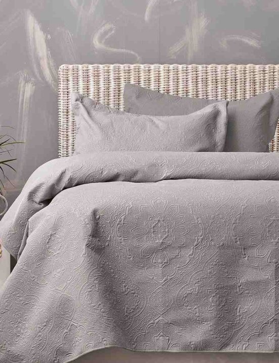 Palamaiki Ημίδιπλο κουβερλί Linden Grey, δύο όψεων. Σετ δύο τεμαχίων που αποτελείται από ένα κουβερλί διαστάσεων 160 x 240 εκατοστά και μια μαξιλαροθήκη oxford 50 x 70 + 5 εκατοστά. 100% Microfiber, γκρι - εκρού.