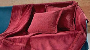 Πολυτελές ριχτάρι Guy Laroche, σειρά Rubicon, απόχρωση Burgundy. Σετ για διθέσιο και τριθέσιο καναπέ. Η σειρά Rubicon της Guy Laroche προσφέρεται σε έξι αποχρώσεις.