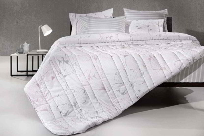 Guy Laroche Σετ παπλωματοθήκη υπέρδιπλη Must Pinky. Εξαιρετικής ποιότητας, από 100% βαμβακερό περκάλι 160 κλωστών. Απαλή, ριγέ βάση στα χρώματα του πάγου, και σύγχρονο, κομψό, floral μοτίβο από ροζ και γκρι περιγράμματα.