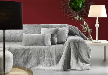 Guy Laroche Ριχτάρι Crusty, απόχρωση Silver, Σετ με Μαξιλαροθήκη Ασορτί. Γούνινο, ιδιαίτερα απαλό ριχτάρι στο 1,30 επί 1,70 εκ. με μαξιλαροθήκη 45χ45 εκ.