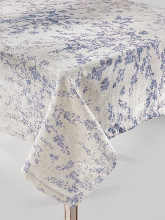 Τραπεζομάντηλο Saint Clair 1004 Lavender. Σε γκρι χρωματισμό, με μοντέρνο, μωβ, floral σχεδιασμό. Αλέκιαστο, 100% πολυεστερικό. Οκτώ ατόμων, με διαστάσεις 140 x 250 εκατοστά.