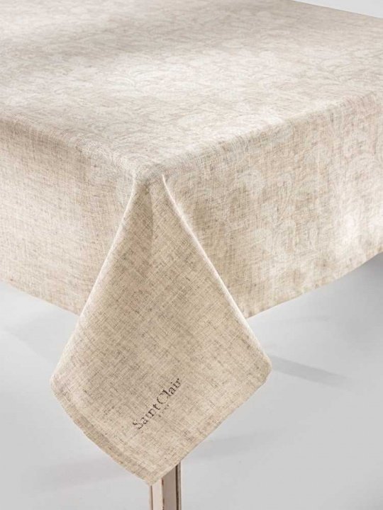 Τραπεζομάντηλο Αλέκιαστο Saint Clair 1005 Beige. Σε μπεζ χρωματισμό, με floral σχεδιασμό, αλέκιαστο, 100% πολυεστερικό.