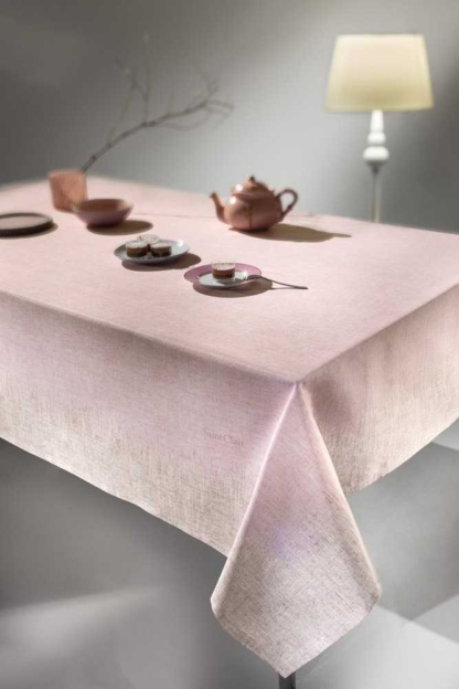 Τραπεζομάντηλο Αλέκιαστο Saint Clair 1021 Pink - Beige. Μοναδικός σχεδιασμός με μοντέρνο ύφος, σε φωτεινή ροζ - μπεζ διχρωμία, 100% από polyester. 145 x 180 εκατοστά.