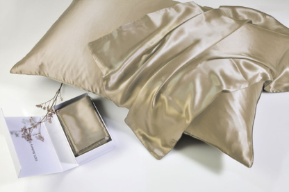 Μεταξωτή Μαξιλαροθήκη Mulberry Silk Champagne – Downtown Home. Σε ιβουάρ χρωματισμό, 50 x 76 εκατοστά.