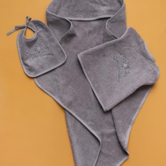 Palamaiki Βρεφικό Σετ Μπάνιου Baby Joia BJ524 Grey. Αποτελείται από ένα ζιπουνάκι, μια σαλιάρα και μια πετσέτα με κουκούλα. Είναι κατασκευασμένο από 100% βαμβάκι, σε γκρι χρωματισμό με κεντημένο σχέδιο. Ιδανικό για δώρο.