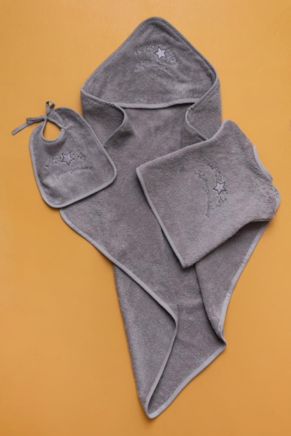 Palamaiki Βρεφικό Σετ Μπάνιου Baby Joia BJ524 Grey. Αποτελείται από ένα ζιπουνάκι, μια σαλιάρα και μια πετσέτα με κουκούλα. Είναι κατασκευασμένο από 100% βαμβάκι, σε γκρι χρωματισμό με κεντημένο σχέδιο. Ιδανικό για δώρο.