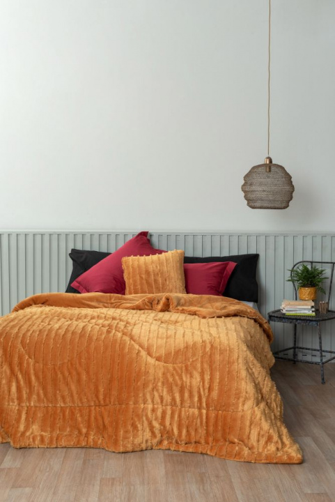 Κουβερτοπάπλωμα Υπέρδιπλο Gwen Gold - Palamaiki. Βελουτέ jacquard flannel με γέμιση 100% πολυεστερική. Μονόχρωμο, σε πορτοκαλί χρωματισμό, με λεπτό ριγέ μοτίβο στην ύφανσή του.
