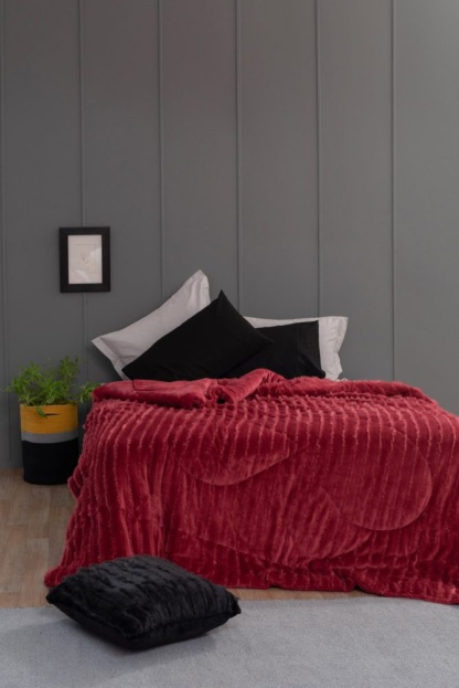 Κουβερτοπάπλωμα King Size Gwen Red - Palamaiki. Βελουτέ jacquard flannel με γέμιση 100% πολυεστερική. Μονόχρωμο, σε κόκκινο - μπορντώ χρωματισμό, με λεπτό ριγέ μοτίβο στην ύφανσή του. Πολύ ζεστό, με βελούδινη υφή, 240 x 260 εκατοστά.