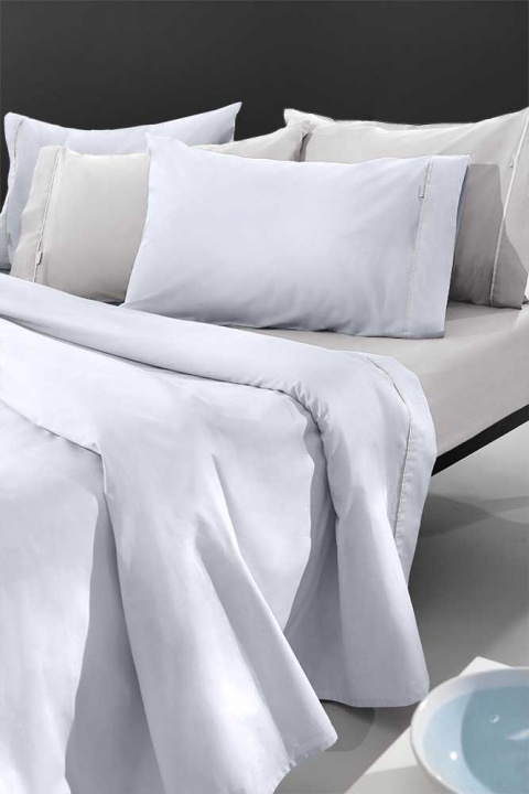 Guy Laroche Μονόχρωμο σεντόνι King Size Reserve Silver. Υψηλής ποιότητας και αντοχής, 100% βαμβακερό περκάλι, 160 κλωστών. Σε φωτεινό γκρι χρωματισμό, με διαστάσεις 270 x 270 εκατοστά.