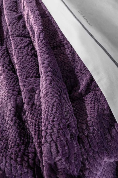 Guy Laroche Υπέρδιπλη Κουβέρτα Crusty Aubergine. Εξαιρετικά απαλή, με ανάγλυφη ύφανση και υφή γούνας, 100% polyester art fur ultrasoft.