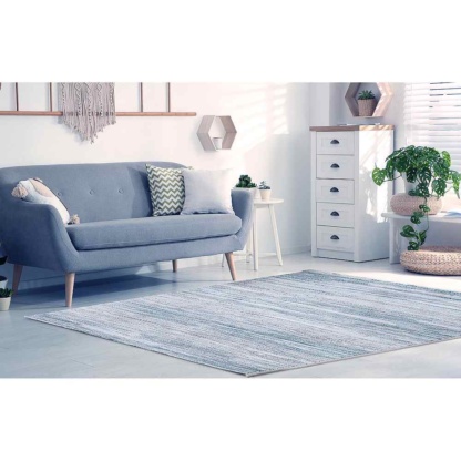 Χαλί Colore Colori Neva 8531/410 Αντιστατικό και αντιλεκιαστικό, δε μαγνητίζει τη σκόνη και τα χνούδια, δεν απορροφά τους λεκέδες και καθαρίζεται εύκολα. Με αντιβακτηριδιακή προστασία, δεν επιτρέπει την δημιουργία αποικιών ακάρεων.
