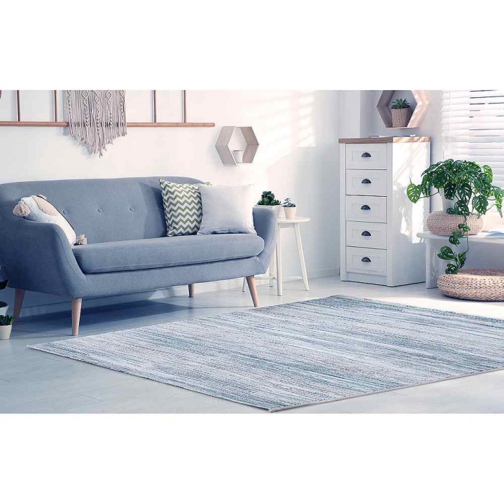 Χαλί Colore Colori Neva 8531/410 Αντιστατικό και αντιλεκιαστικό, δε μαγνητίζει τη σκόνη και τα χνούδια, δεν απορροφά τους λεκέδες και καθαρίζεται εύκολα. Με αντιβακτηριδιακή προστασία, δεν επιτρέπει την δημιουργία αποικιών ακάρεων.