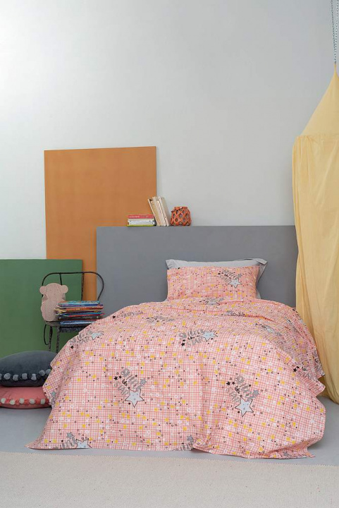 Παιδικό Πάπλωμα Φωσφοριζέ Cluster Pink - Palamaiki Luminous Collection. Ημίδιπλο, κατασκευασμένο με εξωτερικό ύφασμα από 100% βαμβάκι 144 κλωστών. Σε ροζ χρωματισμό, με μοντέρνο, καρό μοτίβο και αστεράκια που φωσφορίζουν στο σκοτάδι.