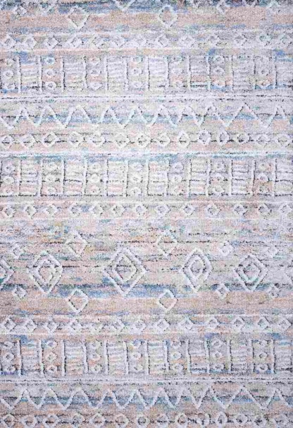 Colore Colori Vesna 8495/110. Shaggy χαλί με ethnic επιρροές και γεωμετρικό μοτίβο, σε μπεζ και γαλάζιους χρωματισμούς. Έχει πλούσιο και πυκνό πέλος, από μακριά, πολύ απαλά και καλοστρωμένα νήματα που δημιουργούν αντίσταση στο  βύθισμα και κρατούν τον όγκο του χαλιού αναλοίωτο στο πέρασμα του χρόνου.