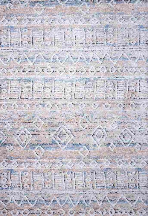 Colore Colori Vesna 8495/110. Shaggy χαλί με ethnic επιρροές και γεωμετρικό μοτίβο, σε μπεζ και γαλάζιους χρωματισμούς. Έχει πλούσιο και πυκνό πέλος, από μακριά, πολύ απαλά και καλοστρωμένα νήματα που δημιουργούν αντίσταση στο βύθισμα και κρατούν τον όγκο του χαλιού αναλοίωτο στο πέρασμα του χρόνου.