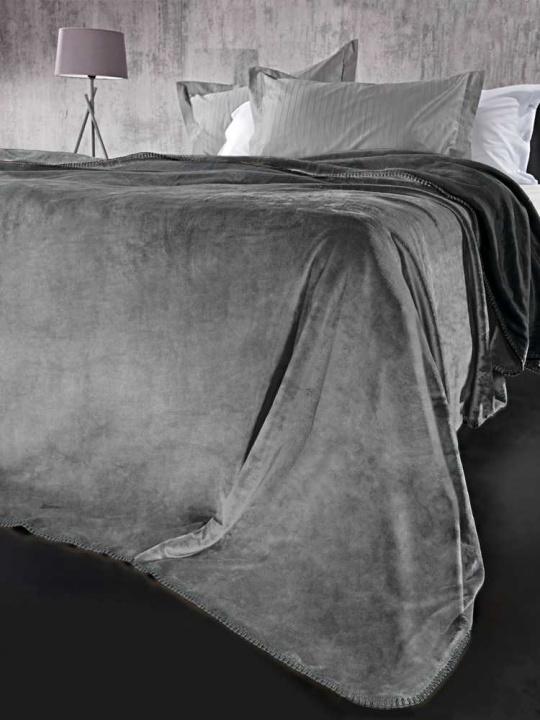 Ημίδιπλη κουβέρτα Guy Laroche Velvet Cement. Eξαιρετικά απαλή, από 100% φανέλα. Σε γκρι χρωματισμό, 160 x 220 εκατοστά, σετ με διακοσμητική μαξιλαροθήκη