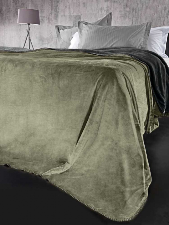 Guy Laroche Υπέρδιπλη Κουβέρτα - Velvet Khaki. Εξαιρετικά απαλή, με βελούδινη υφή, κατασκευασμένη 100% από φανέλα. Σε πράσινο - χακί χρωματισμό, 220 x 240 εκατοστά. Συνοδεύεται από ασορτί, διακοσμητική μαξιλαροθήκη.