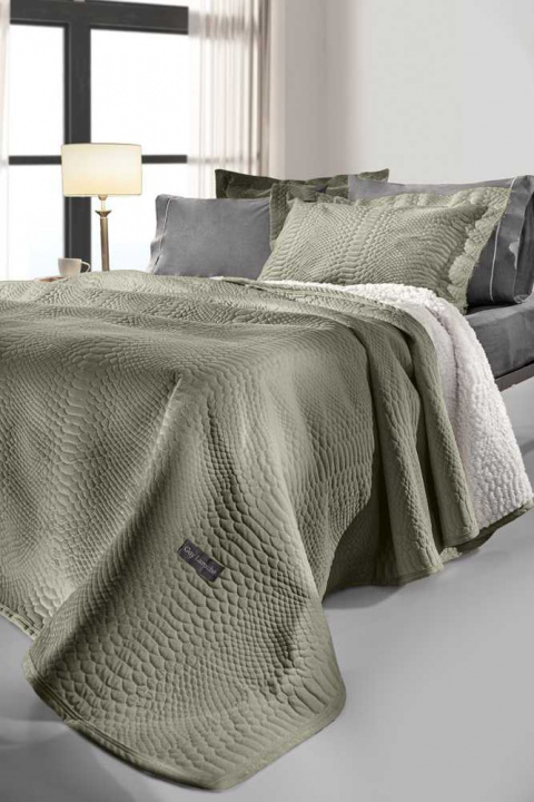 Guy Laroche Υπέρδιπλη Κουβέρτα - Capsule Khaki. Εξαιρετικά απαλή, με ανάγλυφη ύφανση, από 100% microfiber velvet. Σε πράσινο - χακί χρωματισμό, με λευκή, γούνινη επένδυση sherpa, 220 x 240 εκατοστά. Συνοδεύεται από ασορτί, διακοσμητική μαξιλαροθήκη.