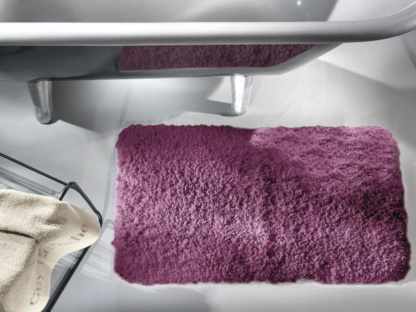 Guy Laroche Πατάκι Μπάνιου Shaggy Portofino Purple. Πολύ απαλό, με πλούσιο τρίχωμα από μακριά νήματα, 100% από βαμβάκι. Μονόχρωμο, σε μωβ βιολετί χρωματισμό, 53 x 86 εκατοστά.
