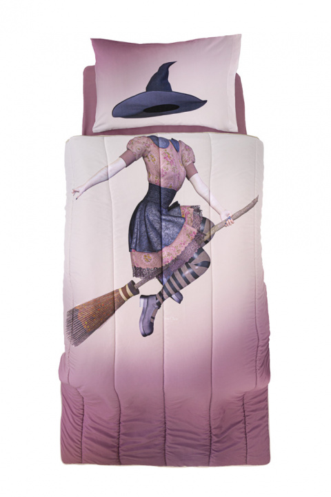 Παιδικό Κουβερλί Μονό Spell Suede - Saint Clair. Εξαιρετικά απαλό, κατασκευασμένο από 100% πολυεστερικές μικροΊνες, 160 x 230 εκατοστά. Σε λιλά και γκρι χρωματισμούς, με μοντέρνα, καπιτονέ ραφή και νεανικό, τυπωτό σχέδιο "μάγισσα". Μαλακό κι ελαφρύ, χρησιμοποιείται και σαν σκέπασμα για τους ανοιξιάτικους και τους φθινοπωρινούς μήνες του χρόνου και σαν σκέπασμα, δίνει στο μικρό σας τη μορφή της μπαλαρίνας του.