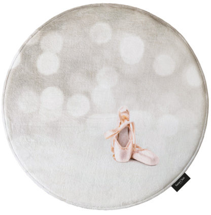 Παιδικό Χαλάκι Softy Ballet Round - Saint Clair. Εξαιρετικά απαλό και μαλακό, 100% polyester with memory foam. Στρογγυλό, με διάμετρο ένα μέτρο,  μονόχρωμο, σε γκρι χρωματισμούς με θέμα "μπαλέτο".