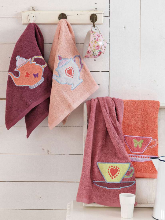 Πετσέτες Κουζίνας Palamaiki Kitchen Towels Teapot. Σετ τεσσάρων τεμαχίων, κατασκευασμένο από 100% βαμβάκι 380 gr/m². Ροζ, μπορντώ και πορτοκαλί, με όμορφο, κεντημένο σχέδιο, 40 x 60 εκατοστά.