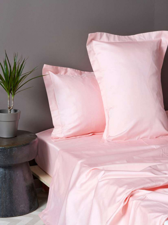 Σεντόνι Υπέρδιπλo Luxe Sateen Pink – Palamaiki. Eξαιρετικής ποιότητας, κατασκευασμένο από 100% βαμβάκι σατέν 300 κλωστών. Μονόχρωμο, σε φωτεινή ροζ απόχρωση, με απαλή υφή και λείο φινίρισμα, 245 x 270 εκατοστά.