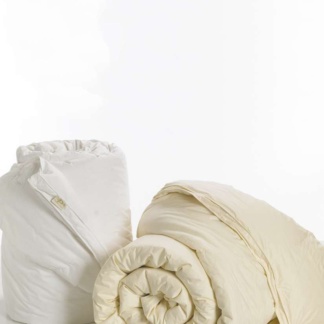 Πάπλωμα Υπέρδιπλο White Comfort Pura Quilt Ivory - Palamaiki. Με εξωτερικό ύφασμα από 100% βαμβακερό περκάλι 233 κλωστών και εσωτερική γέμιση από 95% πούπουλο νεοσού χήνας και 5% χήνας. Μονόχρωμο, ιβουάρ, 220 x 240 εκατοστά