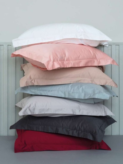 Σεντόνια Υπέρδιπλα Luxe Sateen White – Palamaiki. Σετ τεσσάρων τεμαχίων, από 100% βαμβάκι σατέν. Λευκά, μονόχρωμα.