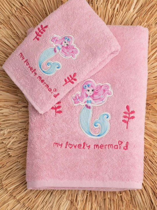 Παιδικές Πετσέτες Μπάνιου Palamaiki Kids Bath Jewel. Σετ δύο τεμαχίων, κατασκευασμένο από 100% βαμβάκι. Απαλές και απορροφητικές, σε ροζ χρωματισμό με σχέδιο "my lovely mermaid". Το σετ περιλαμβάνει μια πετσέτα προσώπου 40 x 70 εκατοστά και μια πετσέτα σώματος 70 x 140 εκατοστά.