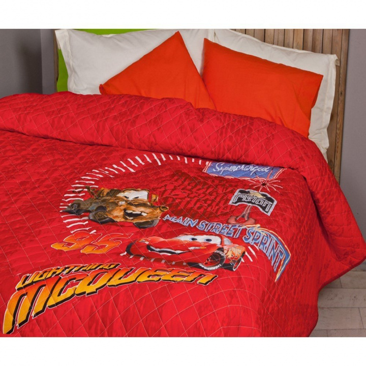 Παιδικό κουβερλί Disney Cars Rosso από την ελληνική εταιρία Palamaiki. Κατασκευασμένο με 100% βαμβακερό ύφασμα 150 κλωστών εξωτερικά και εσωτερική γέμιση από πολυεστερική βάτα. Σε κόκκινο χρωματισμό, με καπιτονέ ραφή και κεντρική παράσταση Cars, 170 x 250 εκατοστά. Είναι ιδανικό για να στολίσει το παιδικό κρεβάτι ή να χρησιμοποιηθεί σαν σκέπασμα τους ανοιξιάτικους και τους φθινοπωρινούς μήνες.