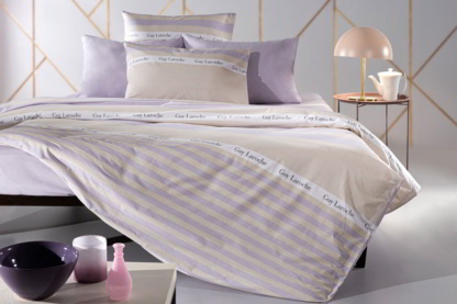 Guy Laroche - Σεντόνια Υπέρδιπλα Amelie Lavender. Σετ τεσσάρων τεμαχίων, κατασκευασμένο από 100% βαμβακερό Περκάλι 160 κλωστών. Με μοντέρνο, ριγέ σχεδιασμό, σε μπεζ και λιλά διχρωμία και το λογότυπο της Guy Laroche.
