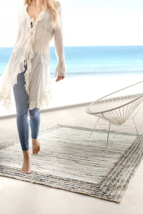 Καλοκαιρινό χαλί Guy Laroche Kilim. Με εντυπωσιακό σχεδιασμό, σε φυσικό μπεζ, εκρού και μπλε χρωματισμό, 70 x 160 εκατοστά. Κατασκευασμένο κατά 80% από βαμβάκι και 20% από φυσική Γιούτα.
