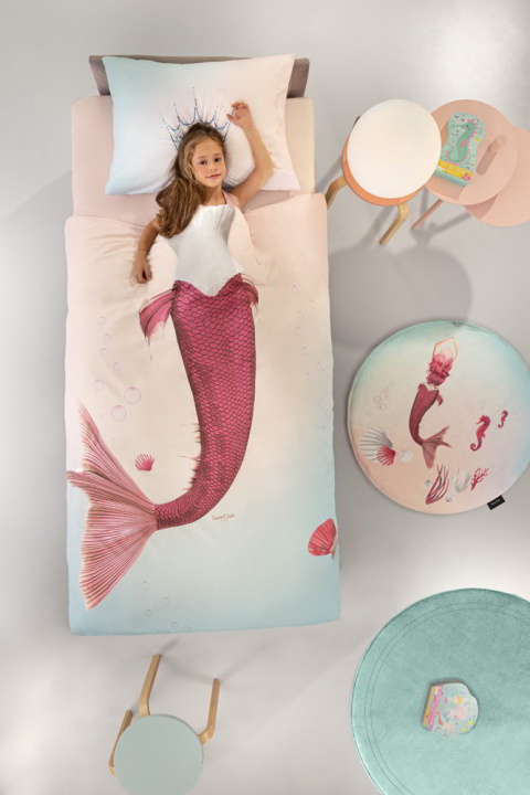 Παιδικά σεντόνια Mermaid, από την μοναδική σειρά Heroes της Saint Clair Paris. Σετ τριών τεμαχίων, κατασκευασμένο από 100% βαμβάκι, 170 x 250 εκατοστά. Δίνουν στο παιδί την ευκαιρία να συμμετέχει στον σχεδιασμό, παίρνοντας τη μορφή του αγαπημένου του ήρωα.