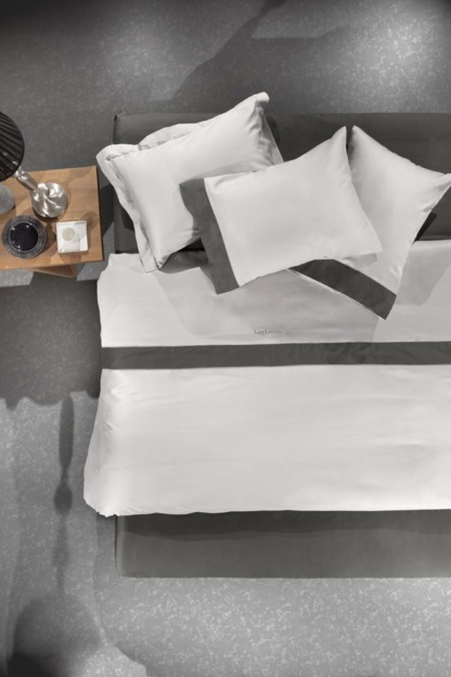 Guy Laroche - Σεντόνια  King Size Silky Silver Anthracite. Σετ τεσσάρων τεμαχίων, υψηλής ποιότητας, κατασκευασμένα από 100% βαμβάκι σατέν 240 κλωστών. Σε γκρι - ανθρακί χρωματισμό, με φάσα αζούρ.