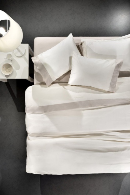 Σεντόνια King Size Guy Laroche  Silky Silver Antracite. Σετ τεσσάρων τεμαχίων, 100% βαμβακοσατέν 240 κλωστών. Σε ιβουάρ χρωματισμό, με μπεζ φάσα αζούρ, 270 x 280 εκατοστά.