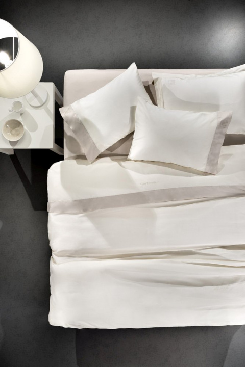 Σεντόνια King Size Guy Laroche  Silky Silver Antracite. Σετ τεσσάρων τεμαχίων, 100% βαμβακοσατέν 240 κλωστών. Σε ιβουάρ χρωματισμό, με μπεζ φάσα αζούρ, 270 x 280 εκατοστά.
