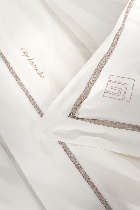 Guy Laroche - Σεντόνια  King Size Blend Amethyst Ivory. Σετ τεσσάρων τεμαχίων, βαμβακοσατέν, κατασκευασμένο από 100% microsatin. Σε εκρού χρωματισμό.