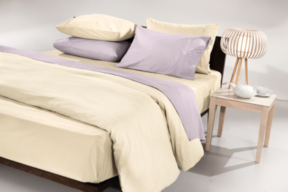 Guy Laroche Μονόχρωμο, υπέρδιπλο σεντόνι Prime Ivory. Υψηλής ποιότητας και αντοχής, 100% βαμβακερό. Σε εκρού χρωματισμό, 240 x 260 εκατοστά.