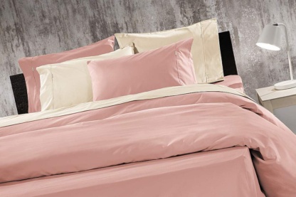 Guy Laroche Μονόχρωμο, υπέρδιπλο σεντόνι Prime Amethyst. Υψηλής ποιότητας και αντοχής, 100% βαμβακερό. Σε λιλά χρωματισμό. Διαστάσεις: 240 x 260 εκατοστά.