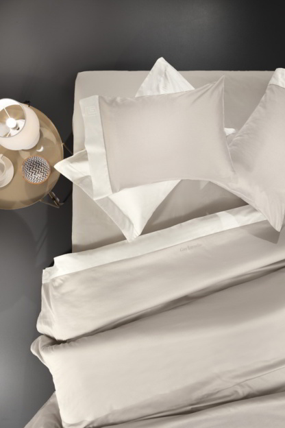 Σεντόνια King Size Guy Laroche  Silky Natural - Ivory. Σετ τεσσάρων τεμαχίων, 100% βαμβακοσατέν 240 κλωστών. Σε ανοιχτό μπεζ χρωματισμό, με εκρού φάσα αζούρ, 270 x 280 εκατοστά.
