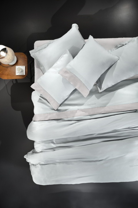 Guy Laroche - Σεντόνια  King Size Silky Moonlight - Silver S. Σετ τεσσάρων τεμαχίων, υψηλής ποιότητας, κατασκευασμένα από 100% βαμβάκι σατέν 240 κλωστών. Σε φωτεινό γκρι χρωματισμό με φάσα και αζούρ.
