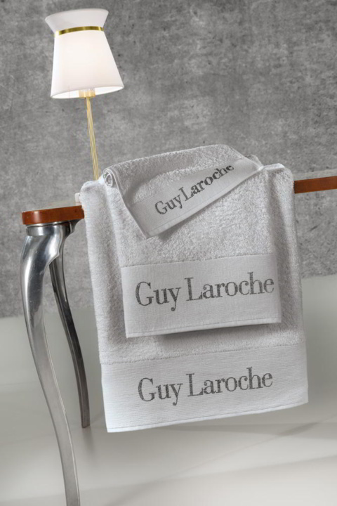 Πετσέτες Μπάνιου Guy Laroche Futura Silver. Σετ τριών τεμαχίων, εξαιρετικής ποιότητας, κατασκευασμένο  από 100% βαμβάκι. Σε γκρι χρωματισμό, με το λογότυπο της Guy Laroche.